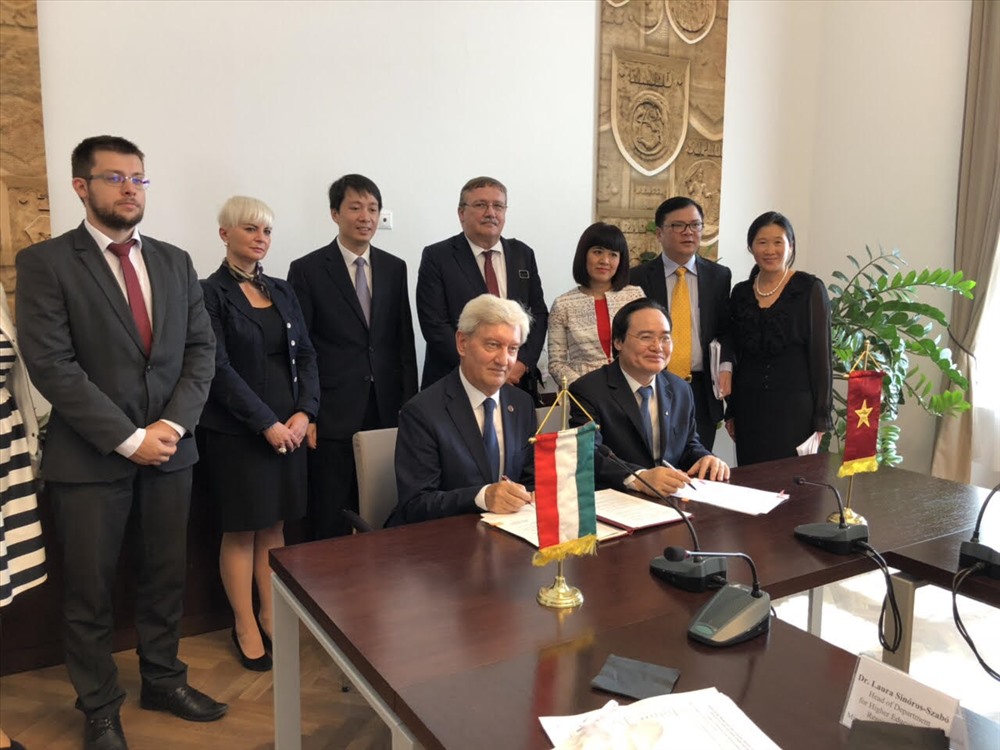 Bộ trưởng Phùng Xuân Nhạ và Bộ Nguồn nhân lực Hungary József Bosdis ký kết thỏa thuận hợp tác. Ảnh: PV