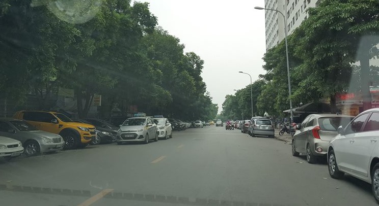 Lòng đường làm điểm trông xe khiến nhiều người dân bức xúc.
