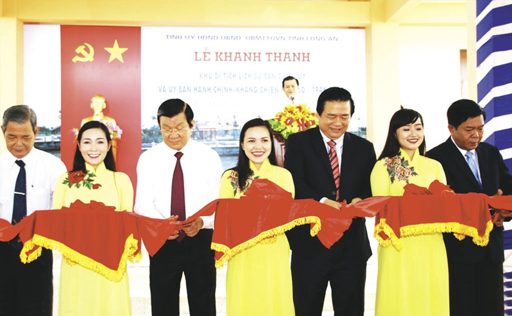 Nguyên Chủ tịch nước Trương Tấn Sang (thứ ba từ trái sang) cắt băng khánh thành Khu di tích Căn cứ Xử ủy và UBHCKC Nam bộ.