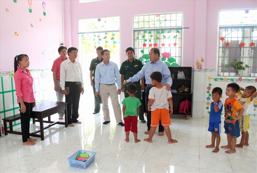 Thăm hỏi thầy và trò lớp học mầm non tại điểm Giồng Bàng (xã Thường Phước). Ảnh: Lục Tùng