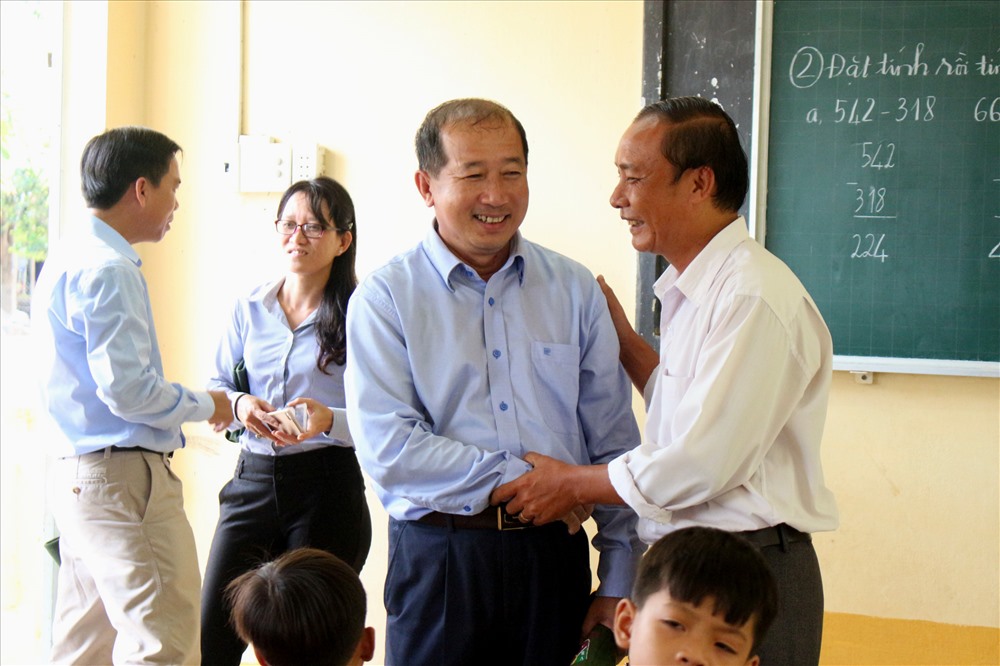Và vui vẻ động viên thầy cô vùng bị ảnh hưởng lũ. Ảnh: Lục Tùng