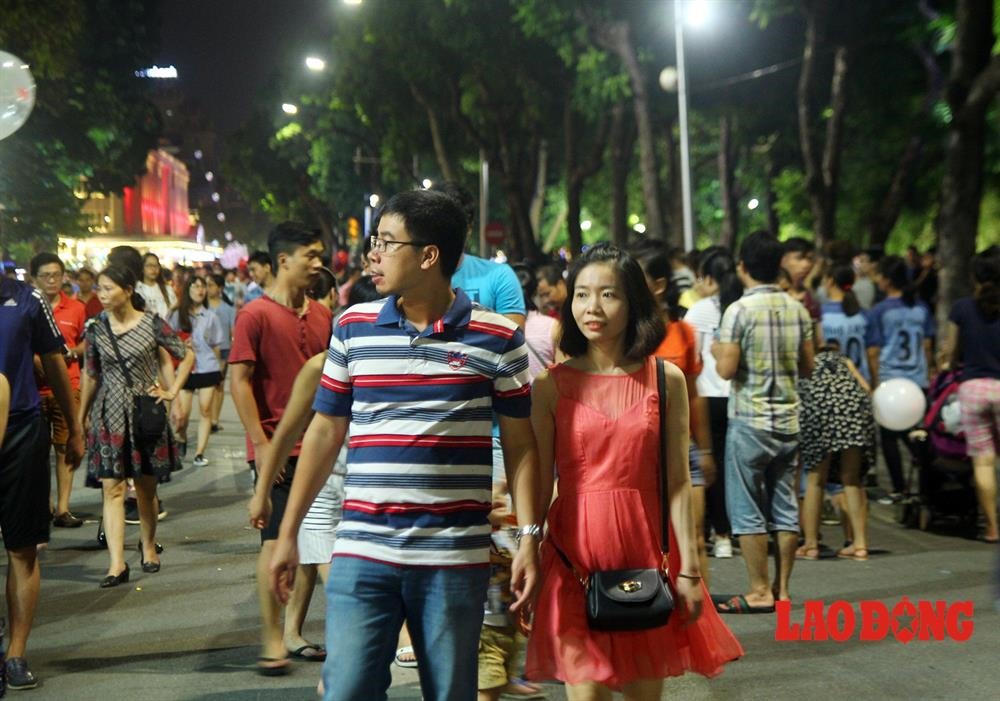 Phố đi bộ Hồ Gươm thu hút nhiều người tham gia. Ảnh: Cường Ngô