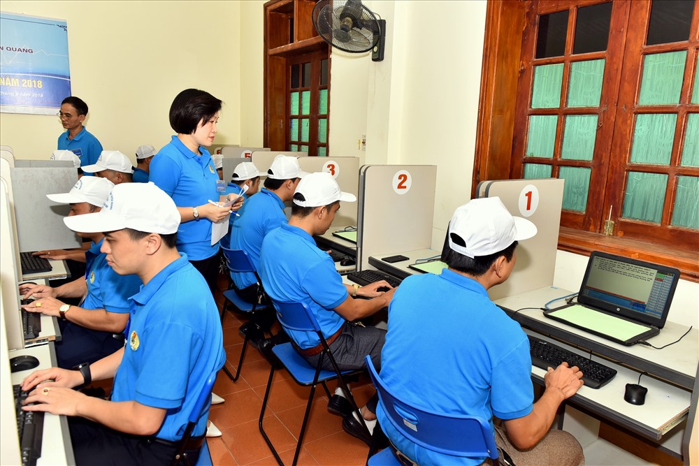 Các thí sinh thi trắc nghiệm Luật giao thông đường bộ.