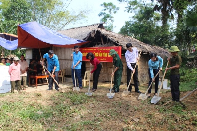 Khởi công làm nhà tình nghĩa cho gia đình chị Hoài. Ảnh: Trần Tuấn