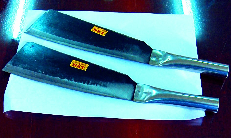 Hai con dao trong vụ án. Ảnh: TS