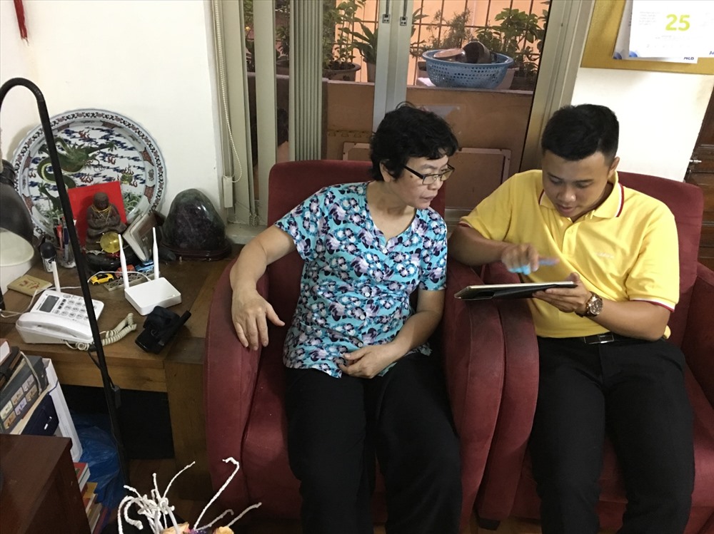 Cán bộ kỹ thuật MobiFone hướng dẫn cho người dân cách thức sử dụng loa phường kiểu mới