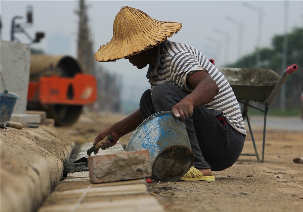 Công nhân đang tích cực hoàn thiện các hạng mục trước ngày khánh thành.
