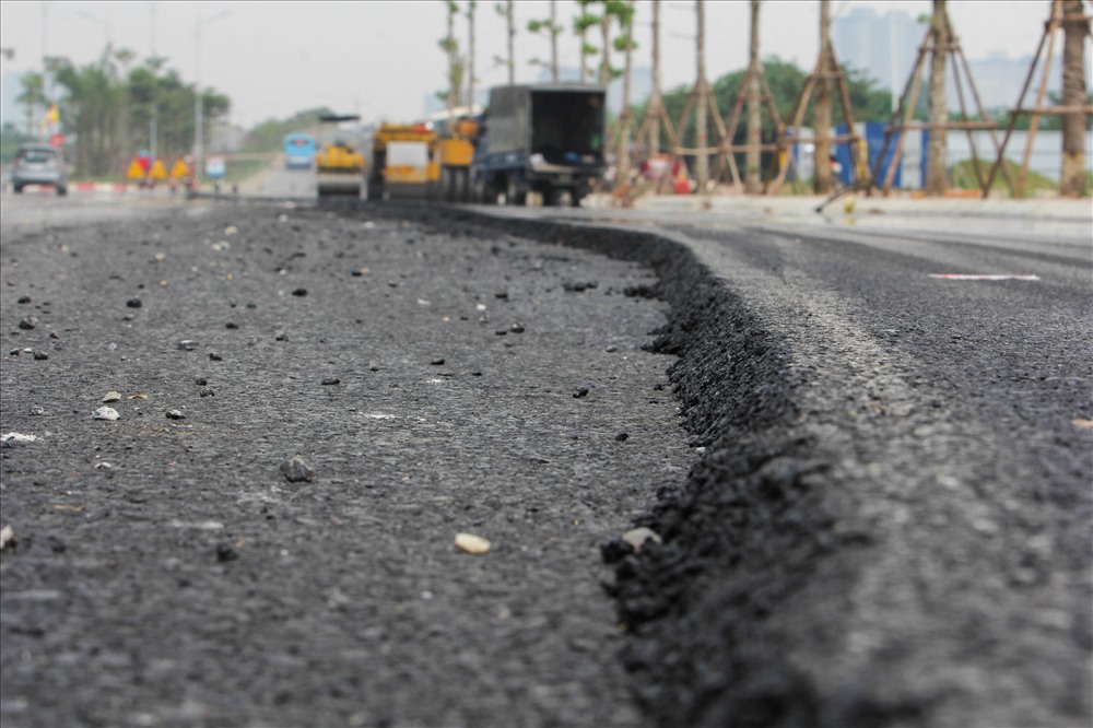 20 km giai đoạn một của dự án đang được trải thảm nhựa, nhiều đoạn đường đã hoàn thành để người dân có thể đi lại.