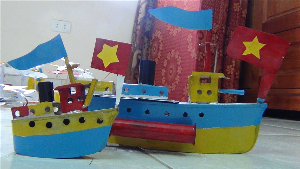 Hiện tại, ông Hùng chủ yếu sản xuất tàu thủy bỏ túi (có giá 100.000 đồng/chiếc) để trưng bày và tàu thủy cỡ nhỏ (có giá 300.000 đồng/chiếc) chạy được trên mặt nước. Ngoài ra, tùy thuộc vào yêu cầu của khách hàng mà có thể làm tàu có kích cỡ to hơn, ông Hùng đã từng làm loại tàu thủy có giá lên tới 4 triệu (chiều dài 80cm) – thay vì chạy bằng nồi hơi thì tàu chạy bằng pin, có guồng bằng cánh quạt.
