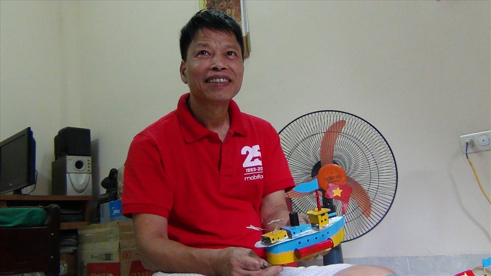 Về thủ phủ thiếc của Hà Nội – làng Khương Hạ (nay thuộc P. Khương Đình, Thanh Xuân) hỏi ra mới biết nghề làm tàu thủy bằng sắt tây nơi đây đã phai nhạt từ lâu. Hiện nay duy chỉ còn gia đình ông Nguyễn Văn Mạnh Hùng (53 tuổi) là còn làm loại đồ chơi dân gian này.