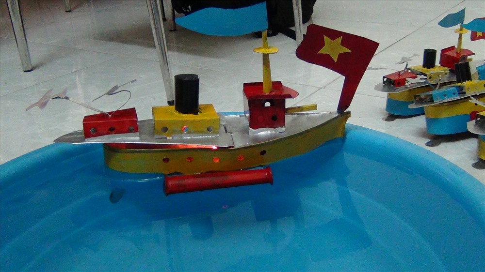 Hình ảnh chiếc tàu nhỏ chạy phành phạch trong chiếc chậu nước nhỏ cũng vì thế mà dần trở nên phổ biến với nhiều thế hệ trẻ em Hà Thành hơn. Nhưng trước thách thức của thời gian, ngày càng có nhiều sản phẩm đồ chơi mới lạ và rẻ (đồ chơi nhựa, đồ chơi mô hình....), hình ảnh chiếc tàu thủy bằng sắt ấy trở nên mờ nhạt trong nếp sinh hoạt của trẻ em phố thị.