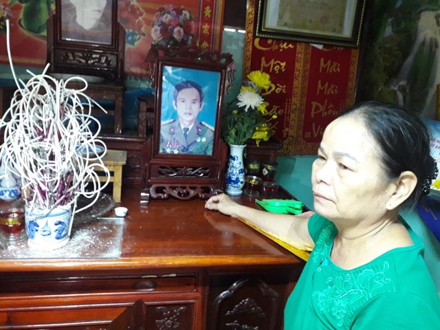 26 năm nay, bà Hợp vẫn thờ chồng. Nhưng nay chồng đã sống sót trở về. Ảnh: Trần Tuấn