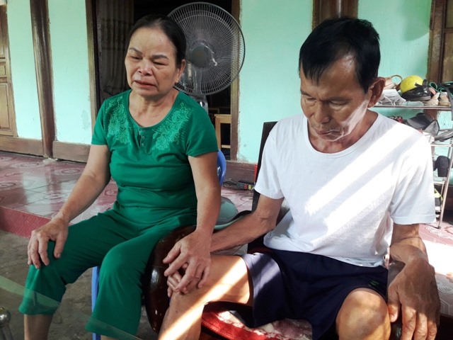 Vợ ông Bình xúc động, mừng mừng tủi tủi bên người chồng ngỡ đã hi sinh vừa trở về sau 26 năm báo tử. Ảnh: Trần Tuấn
