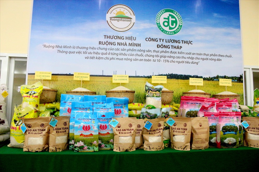 Sản phẩm gạo từ “Ruộng nhà mình“. Ảnh: Lục Tùng