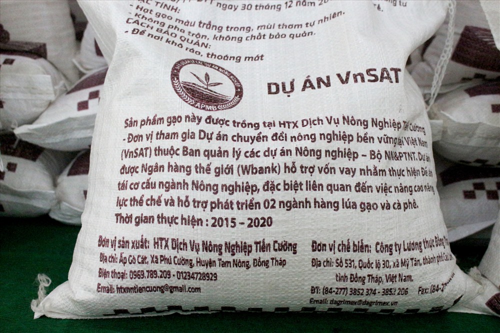 Cận cảnh bao bì của sản phẩm gạo “Ruộng nhà mình“. Ảnh: Lục Tùng