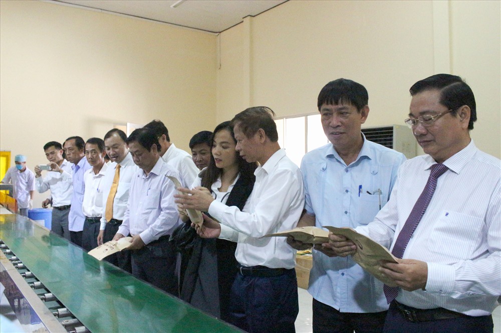 Đại biểu tham quan dây chuyền đóng gói sản phẩm gạo “Ruộng nhà mình“. Ảnh: Lục Tùng