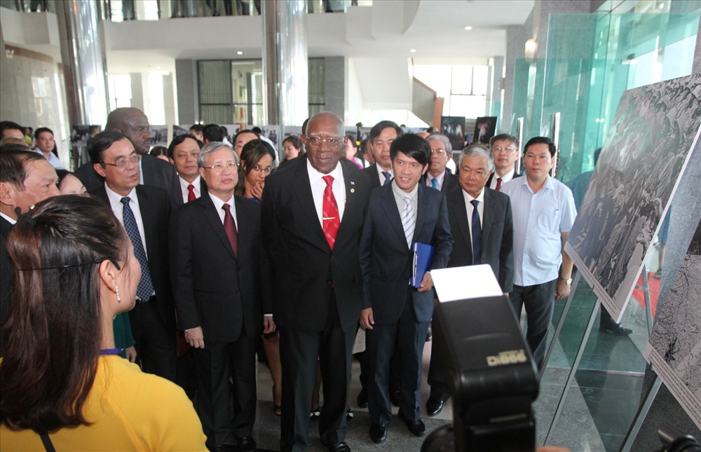 Ông Salvador Valdés Mesa cùng Đoàn Đại biểu Đảng, Chính phủ Việt Nam và Cuba tham quan triển lãm ảnh nhân kỷ niệm 45 năm lãnh tụ Fidel Castro đến thăm vùng giải phóng miền Nam Việt Nam do TTXVN tổ chức. Ảnh: Hưng Thơ.