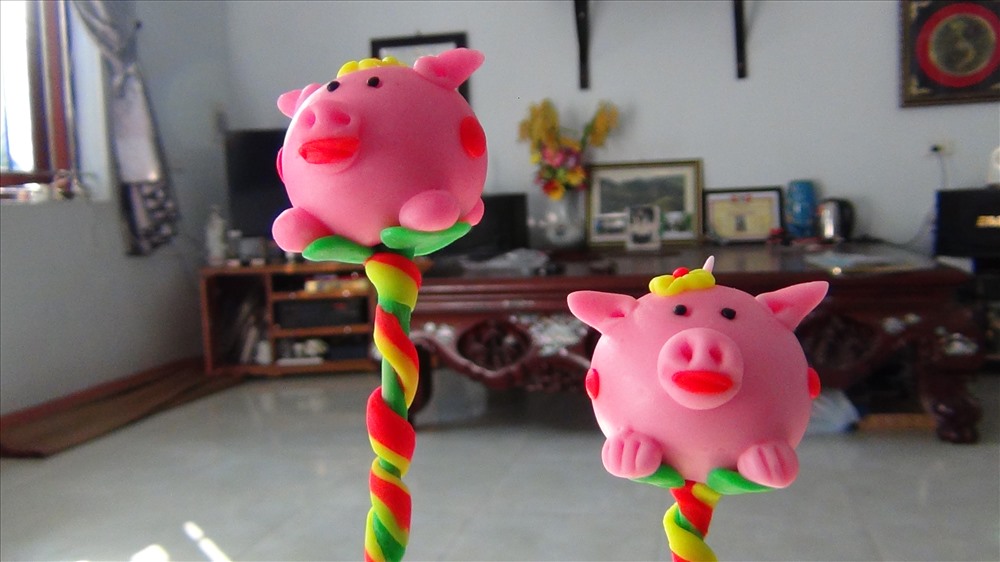 Dịp Trung thu năm nay thay vì ưa chuộng những siêu nhân, nàng công chúa như những ngày thường, bậc phụ huynh lại thích mua những sản phẩm tò he có gốc gác truyền thống như 12 con giáp cho các con. 