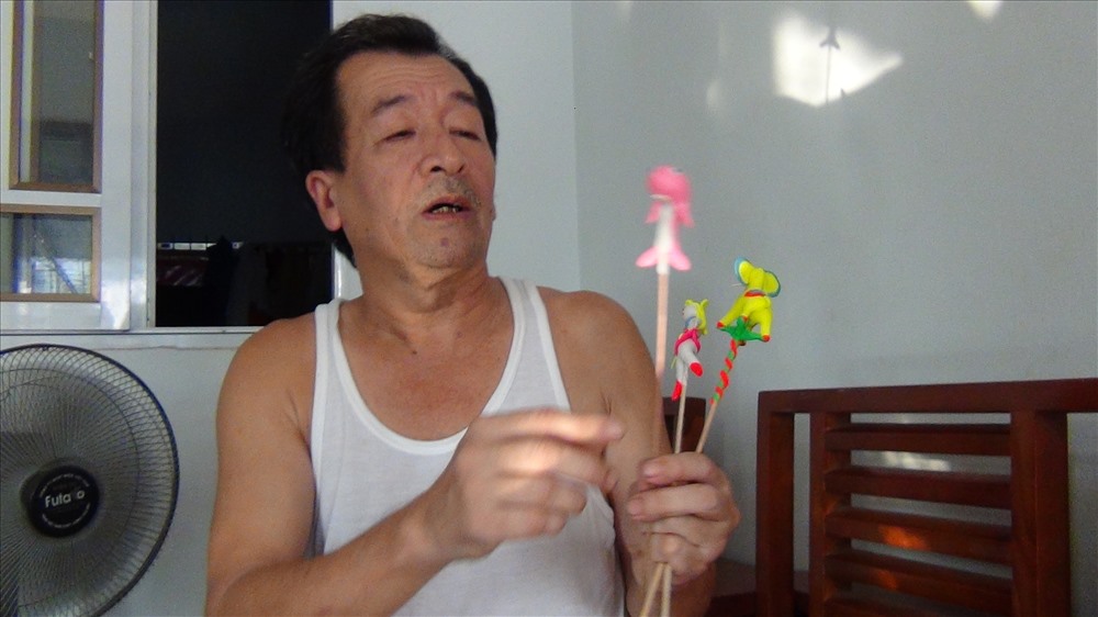 Theo ông Đặng Văn Tẫn (60 tuổi) – Ban Chấp hành Câu lạc bộ Tò He, ngoài 3 tháng đầu năm, tò he được người dân mua dịp Trung thu là nhiều nhất. Xưa người dân chủ yếu mua các con giống (12 con giáp), con bánh (nải chuối, quả cau, chân giò, đĩa xôi...).