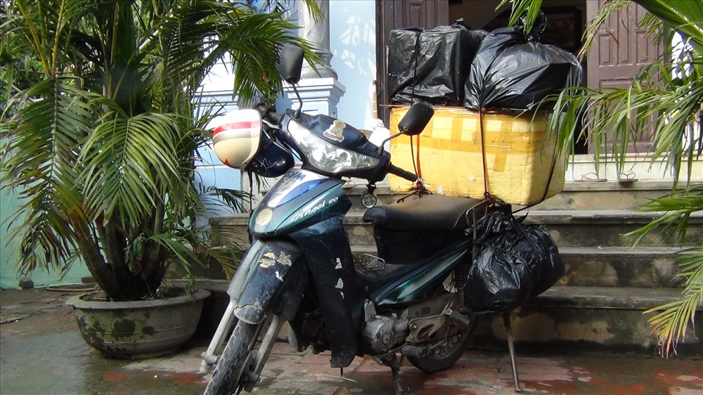 Mới đầu Rằm nhưng số lượng đơn đặt hàng của chị Nguyễn Thị Thảo (28 tuổi) đã lên tới 1.000 con, giá bán buôn là 15.000 đồng/con. Khách hàng của chị là các trường học, các khu vui chơi giải trí. Ngoài ra vào những lúc cuối tuần, vợ chồng chị Thảo cũng thường mang đồ nghề xuống phố đi bộ Hoàn Kiếm, Công viên Thủ Lệ nặn tò he bán cho khách thăm quan.