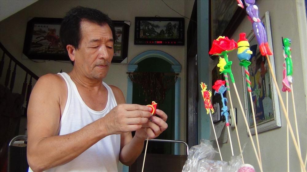 “Cái nghề này đến lạ chỉ cần ít bột và phẩm màu trong tay thêm chiếc xe nữa là có thể ‘lông bông’ cả ngày”, ông Tẫn tổng kết 36 năm theo nghề tò he của mình. 