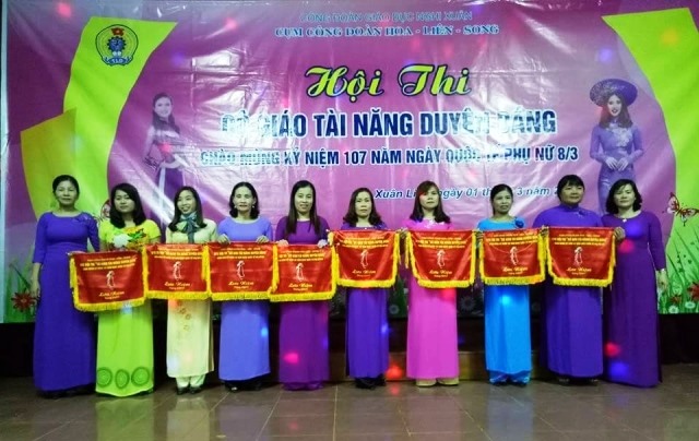 Các đoàn viên công đoàn Trường THCS Cương Gián đạt giải cuộc thi cô giáo tài năng, duyên dáng