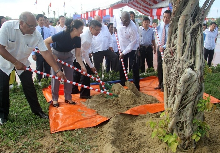 Trồng cây lưu niệm tại công viên Fidel. Ảnh: HT.