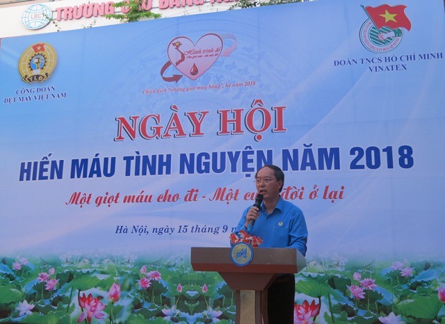 Chủ tịch CĐ Dệt May VN Lê Nho Thướng phát biểu khai mạc ngày hội. Ảnh: Xuân Trường