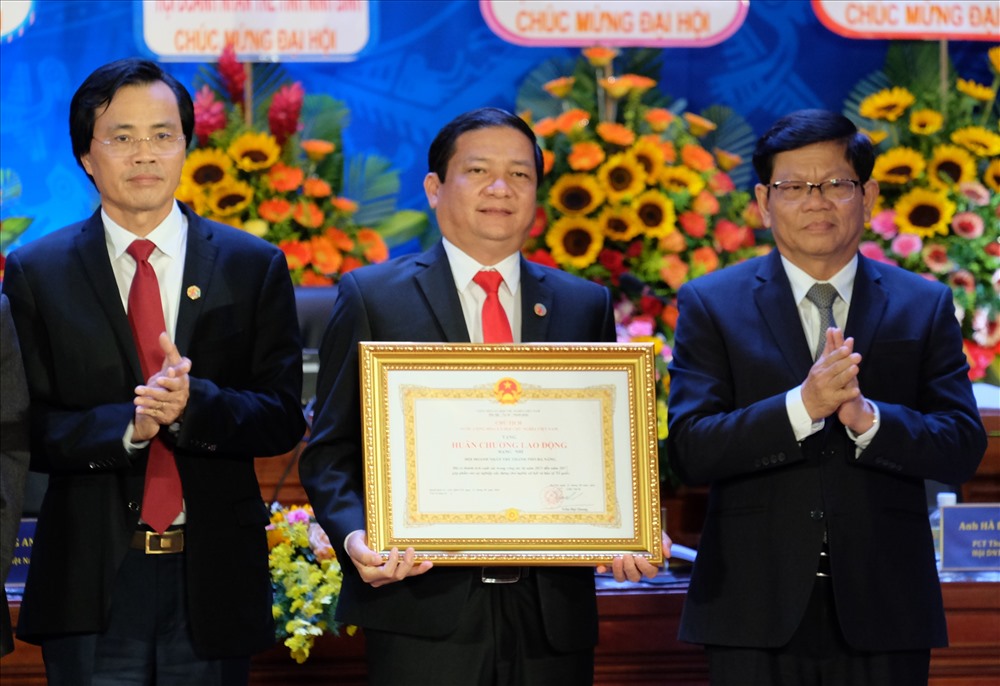 Đại diện Lãnh đạo Hội DNT TP Đà Nẵng đón nhận Huân chương Lao động hạng Nhì. ảnh: Hoàng Vinh