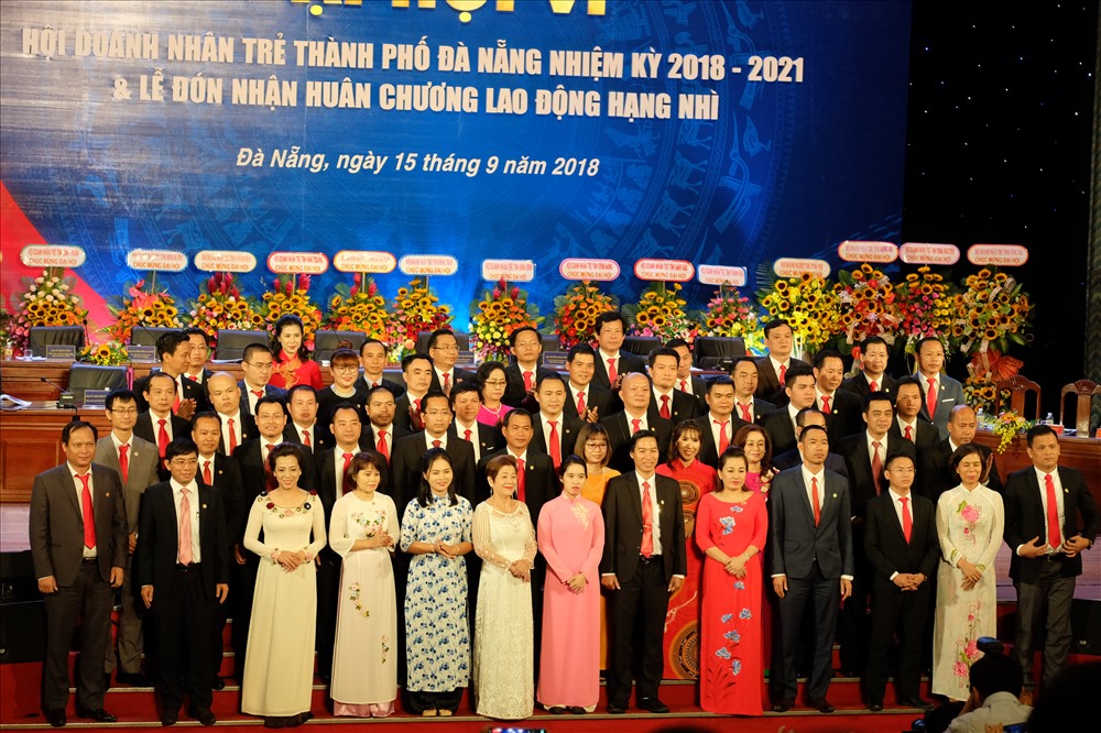 Các thành viên Ban chấp hành Hội Doanh nhân trẻ TP Đà Nẵng khóa VI nhiệm kỳ 2018-2021. Ảnh: Hoàng Vinh