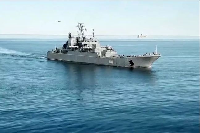 Tàu đổ bộ tấn công cỡ lớn Alexander Otrakovsky ngoài khơi vùng tự trị Chukotka trong cuộc tập trận quân sự Vostok 2018. Ảnh: Tass.