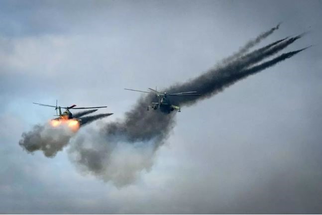 Trực thăng quân sự phô diễn trong cuộc tập trận. Ảnh: AFP.