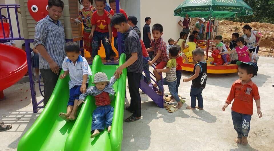 Học sinh háo hức khi có trường mới.