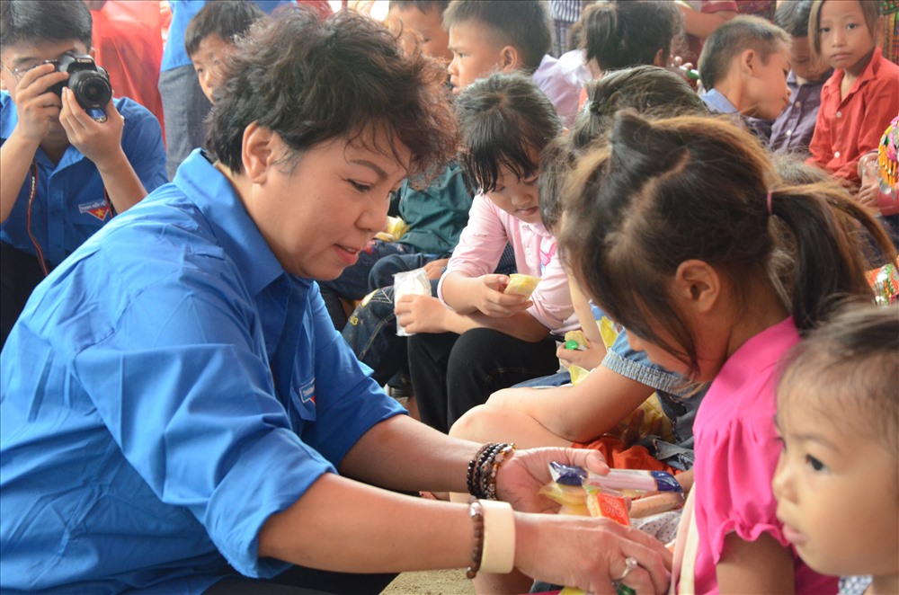 Lễ cắt băng khánh thành và trao quà trung thu cho các cháu học sinh xã Đồng Tâm.