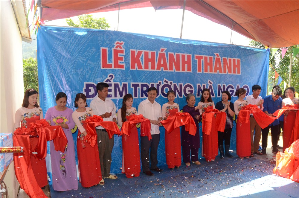 Lễ cắt băng khánh thành và trao quà trung thu cho các cháu học sinh xã Đồng Tâm.