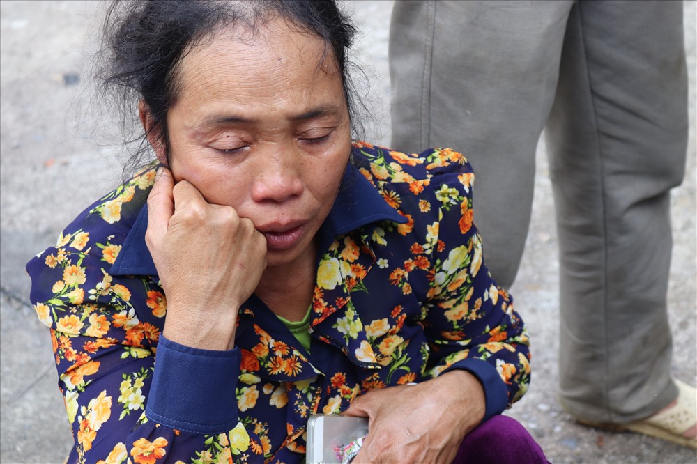Xe bồn va xe khách 13 người tử vong: Người nhà nạn nhân bàng hoàng nhận thi thể - ảnh 4 Xe bồn va xe khách 13 người tử vong: Người nhà nạn nhân bàng hoàng nhận thi thể - ảnh 4