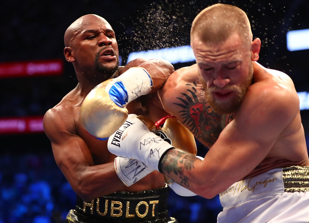 Trận đấu giữa Mayweather (trái) và McGregor (phải) hồi tháng 8.2017. Ảnh: Reuters.