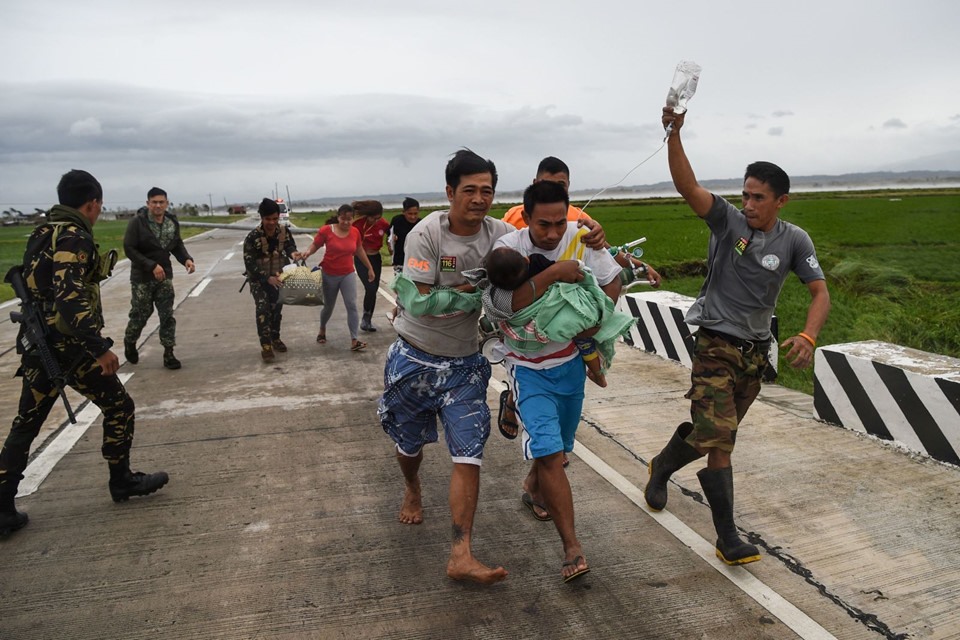 Binh sĩ Philippines hỗ trợ đưa một nạn nhân tới trạm y tế.