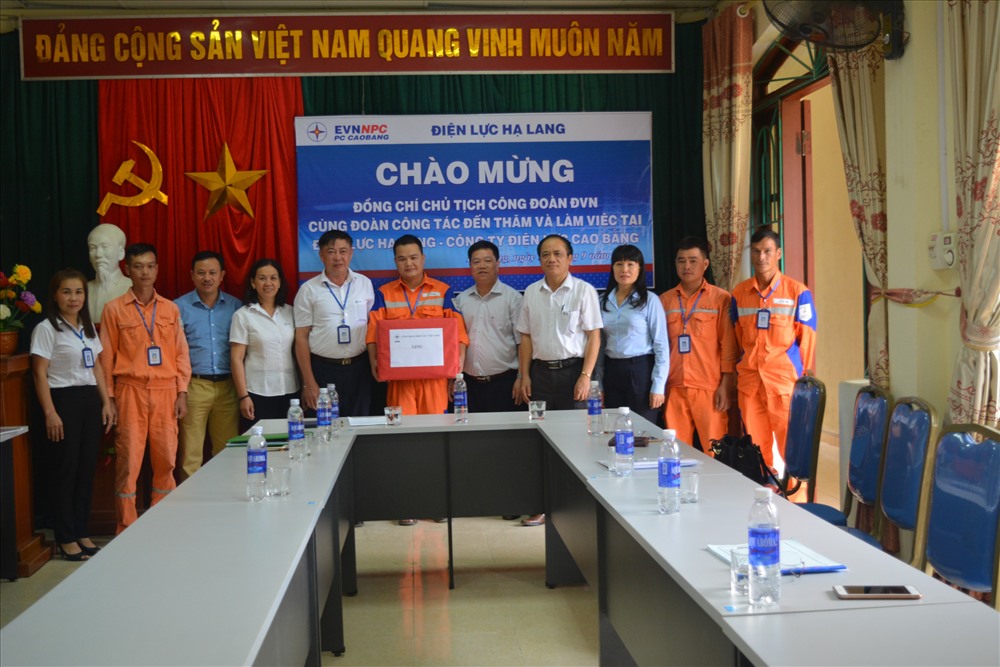 Công đoàn Điện lực VN tặng quà NLĐ điện lực Hạ Lạng. Ảnh: Đ.L