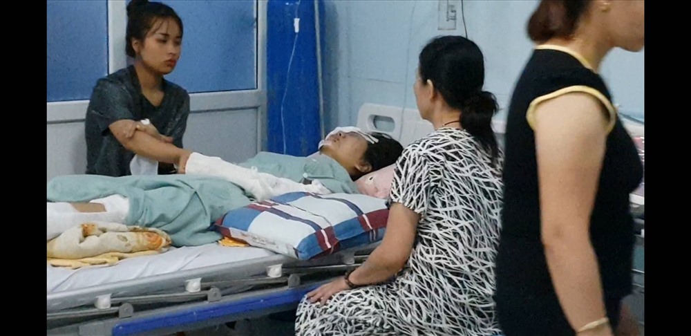 Vụ tai nạn thảm khốc 13 người chết ở Lai Châu: Đại tang ngày về giỗ bố, mong có một phép màu - ảnh 2 Vụ tai nạn thảm khốc 13 người chết ở Lai Châu: Đại tang ngày về giỗ bố, mong có một phép màu - ảnh 2