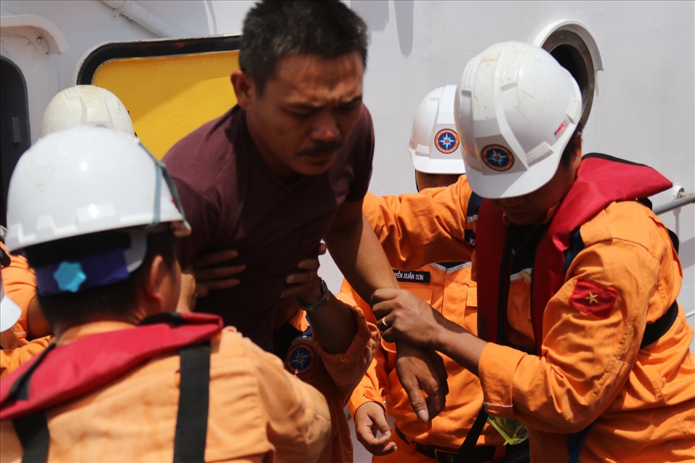 Các ngư dân cho biết, có biểu hiện bất thường như buồn nôn, chóng mặt...ngay sau khi ăn tối xong. Ảnh: P.L