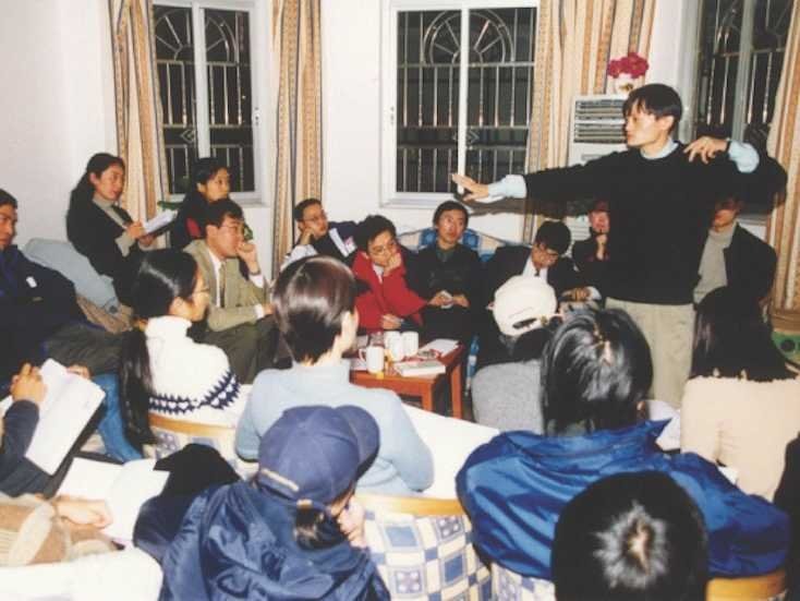 Ông sáng lập Alibaba năm 1999 với số vốn 60.000 USD cùng nhiều thành viên khác. Với các thỏa thuận sáng suốt và một khoản đầu tư từ SoftBank, Jack Ma đã giúp Alibaba trở thành “một gã khổng lồ“.