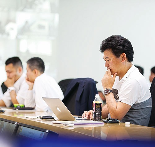 Mikitani tốt nghiệp đại học Hitotsubashi, sau đó khi đang làm việc cho ngân hàng Công nghiệp Nhật Bản, ông được cử đi du học ở Mỹ với khóa học MBA tại đại học Havard.