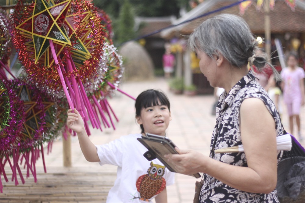 Với mô hình “làng trong phố”, Ban tổ chức đã sử dụng cảnh quan hồ nước diện tích hơn 6.000m2 để tạo cảnh quan xanh mát và thả đèn hoa sen, hoa đăng, tái hiện lại không gian truyền thống.