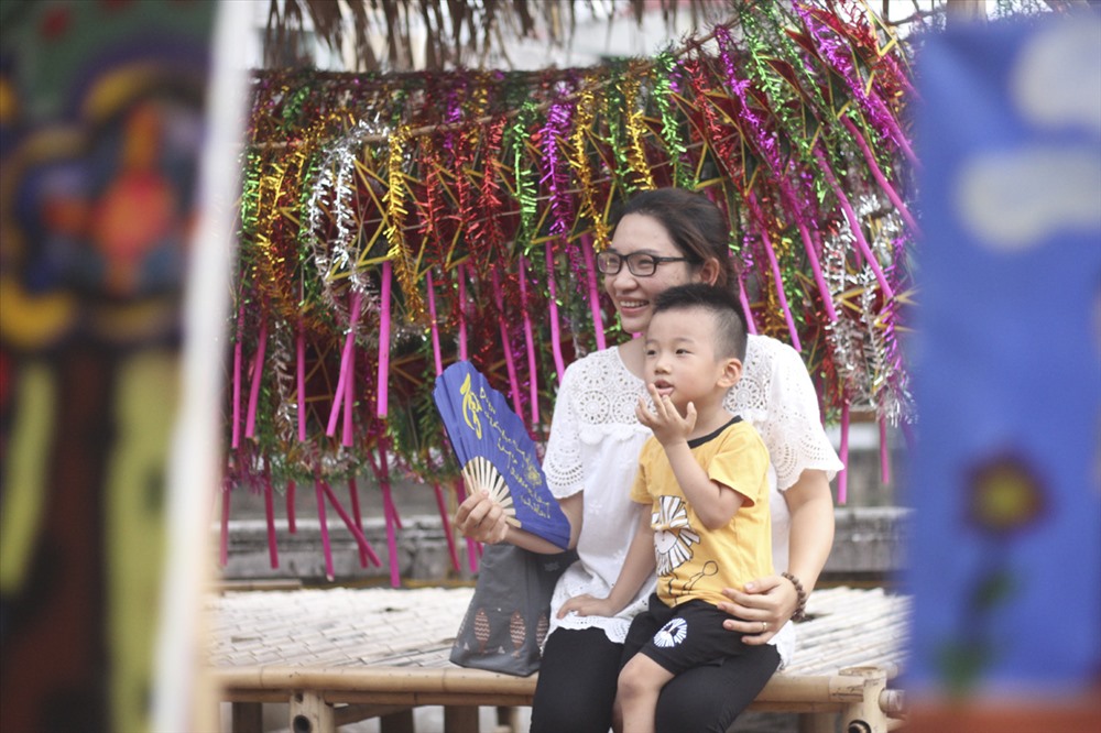 Nhiều phụ huynh đã đưa các bé tới tham gia các hoạt động dành cho “Sỹ tử nhí”