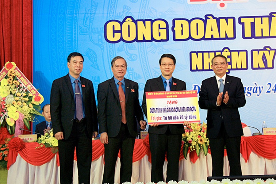 Bí thư Thành ủy Đà Nẵng Trương Quang Nghĩa (bên phải) trao tặng kinh phí đầu tư xây dựng công trình phục vụ cho công nhân lao động thành phố tại KCN Hoà Cầm (giai đoạn 1) trị giá từ 50-70 tỉ đồng.