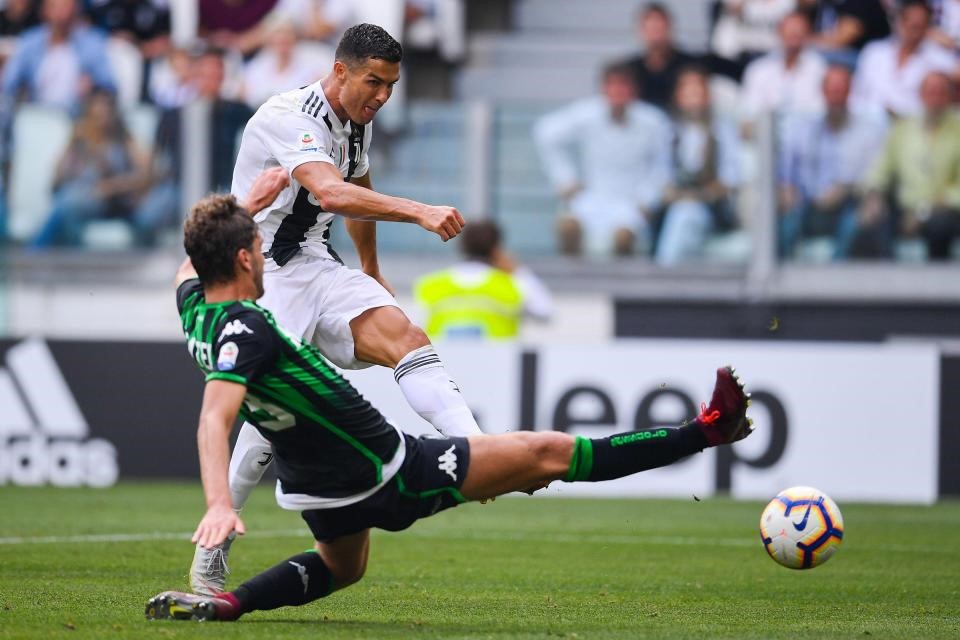 Ronaldo bị bủa vây. Ảnh: Getty.
