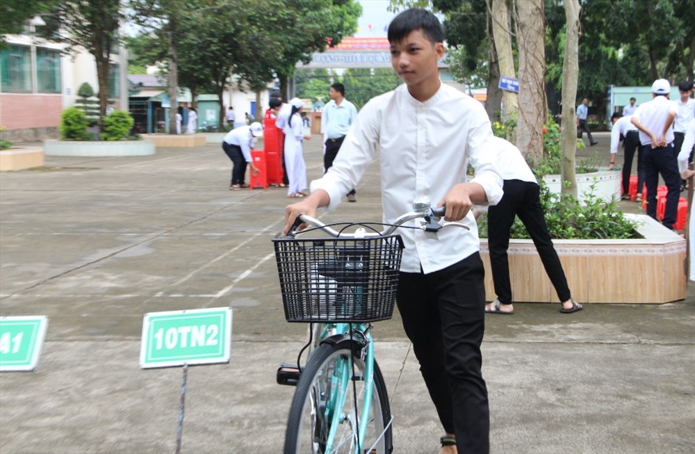 Em học sinh khó khăn sẽ có xe đạp tiếp sức đến trường thuận tiện hơn.