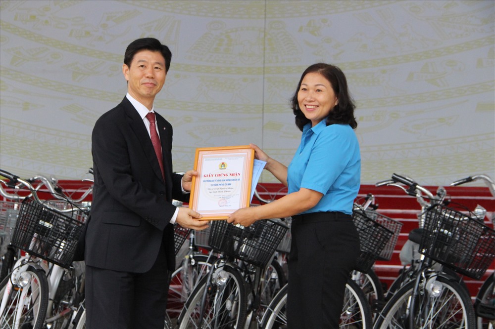 LĐLĐ tỉnh Bình Phước trao chứng nhận cảm ơn tấm lòng từ thiện của hãng hàng không Hàn Quốc.