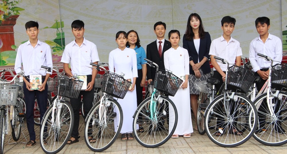 Chương trình “Cùng em đến trường” do Quỹ Xã hội Từ thiện Tấm lòng vàng Lao động tổ chức về tới tỉnh Bình Phước trao tặng xe đạp tiếp sức cho học sinh nghèo vượt khó .